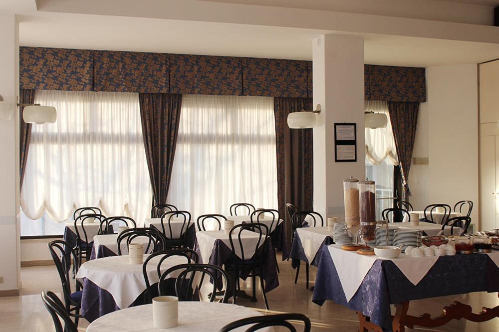 Hotel Grand Meeting Rimini Buitenkant foto